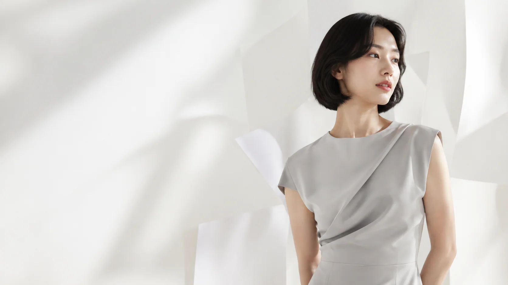 노블리체의 절제된 브랜드 오브제와 시각 언어